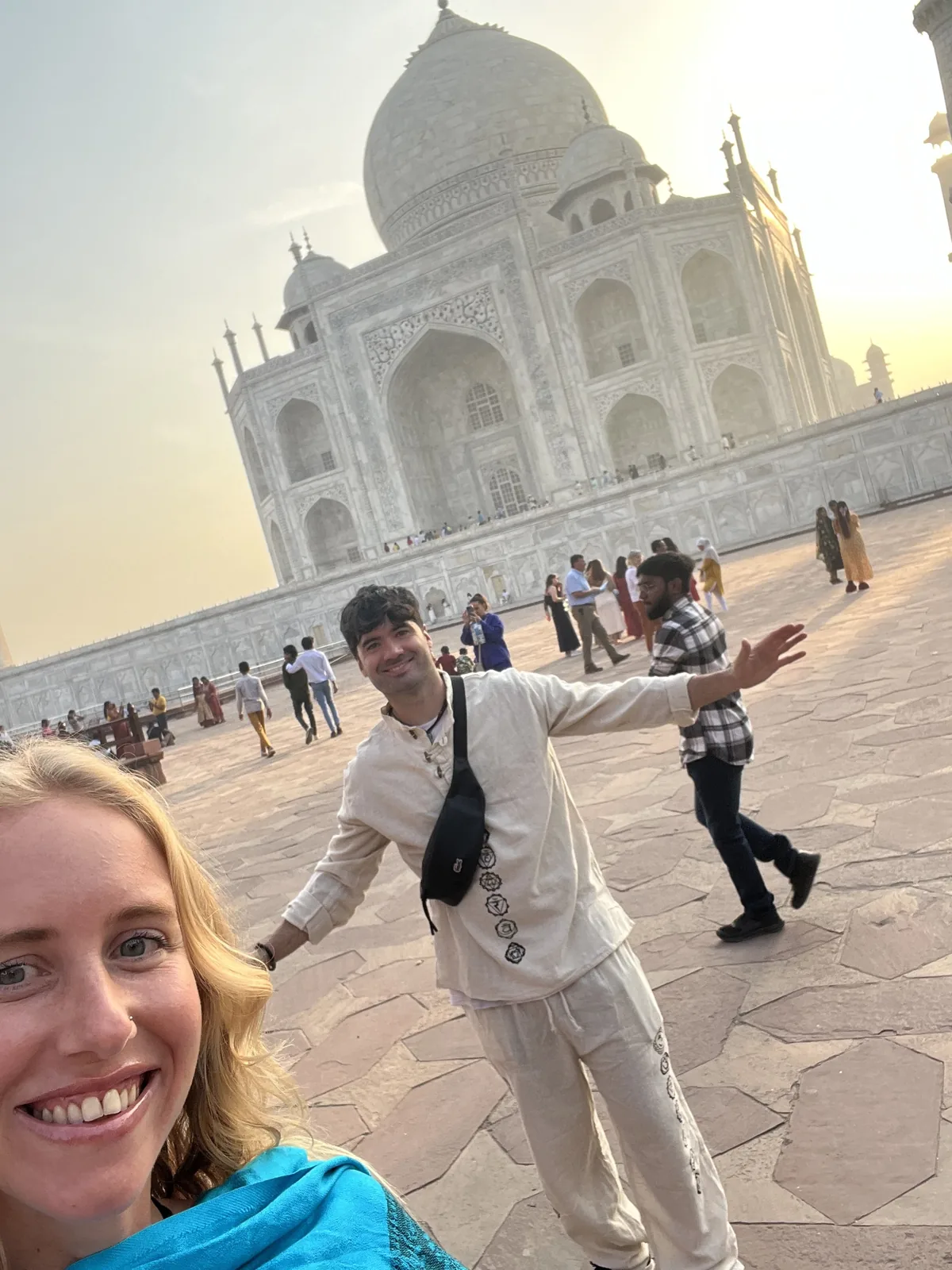 Agustina y Mauro, fundadores de Viaje al Alma, frente al Taj Mahal
