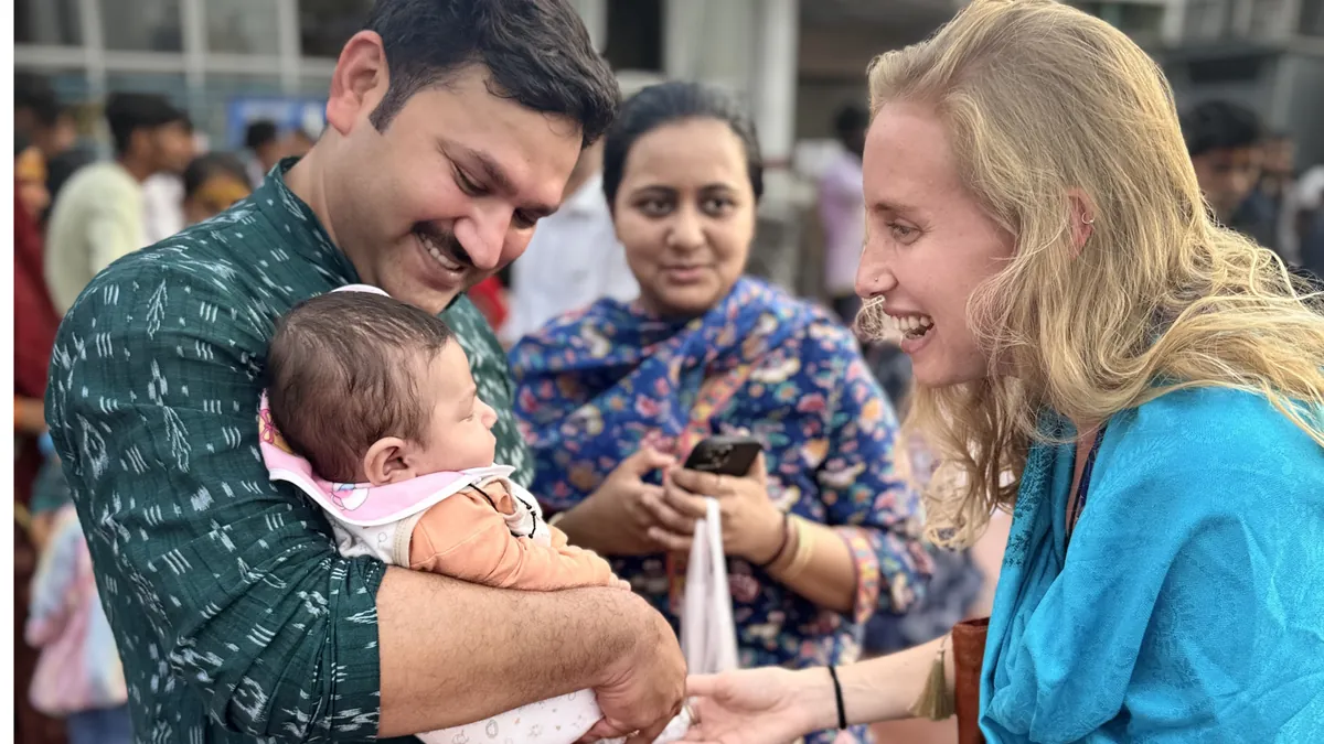 Viajera compartiendo un momento con una familia local en India