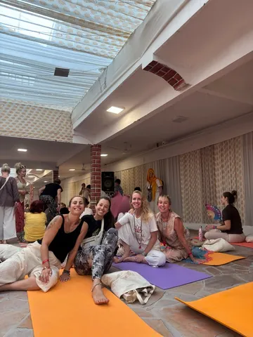 Grupo sentado en esterillas de yoga durante la última práctica del viaje