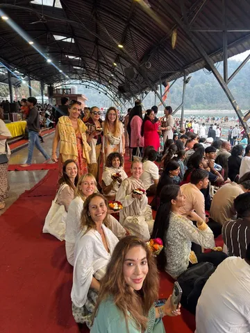 Grupo participando de la ceremonia Ganga Aarti a orillas del río Ganges