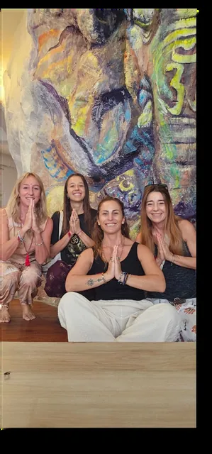 Grupo de viajeras en postura de meditación durante el primer viaje a India