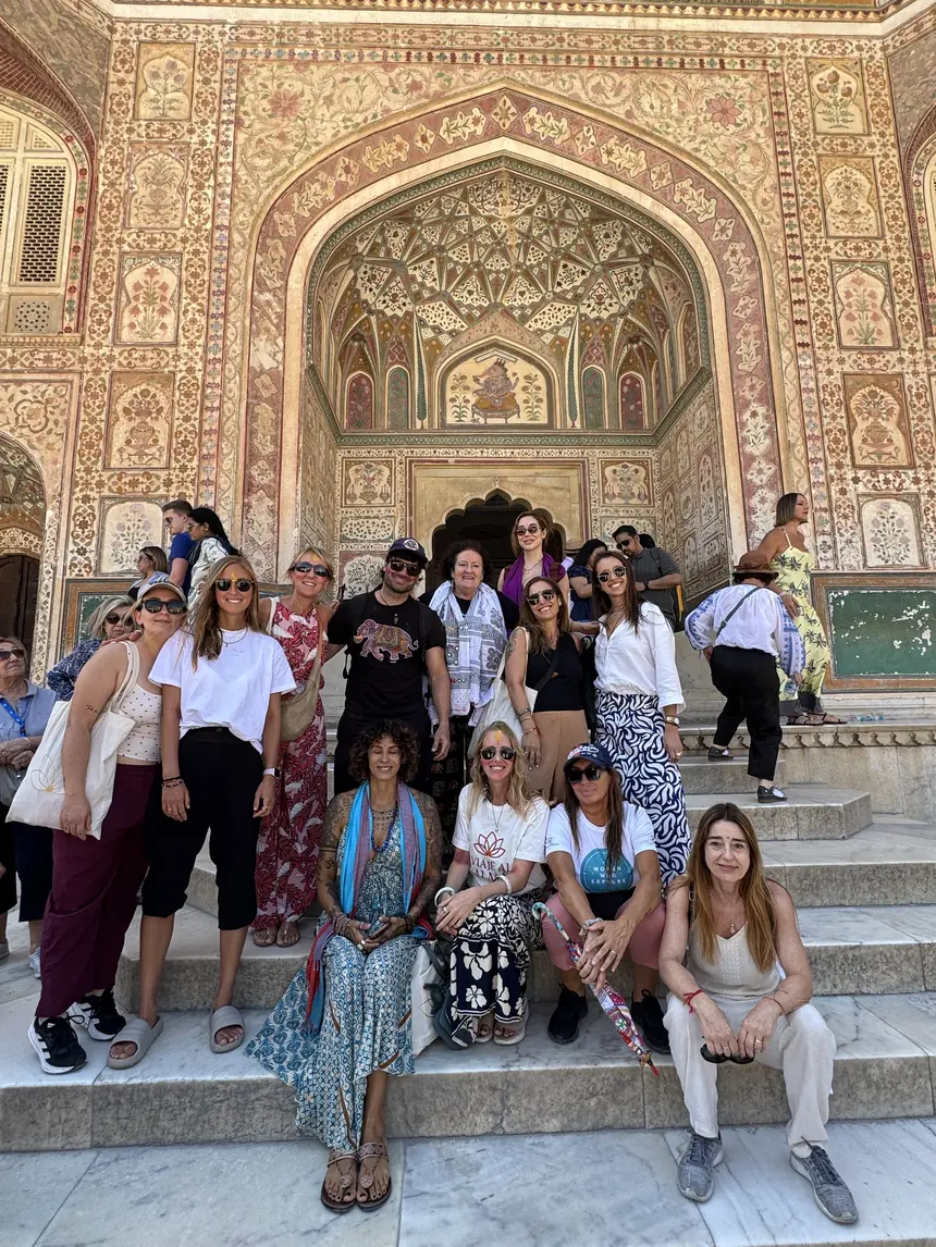 El grupo completo en un palacio de Jaipur