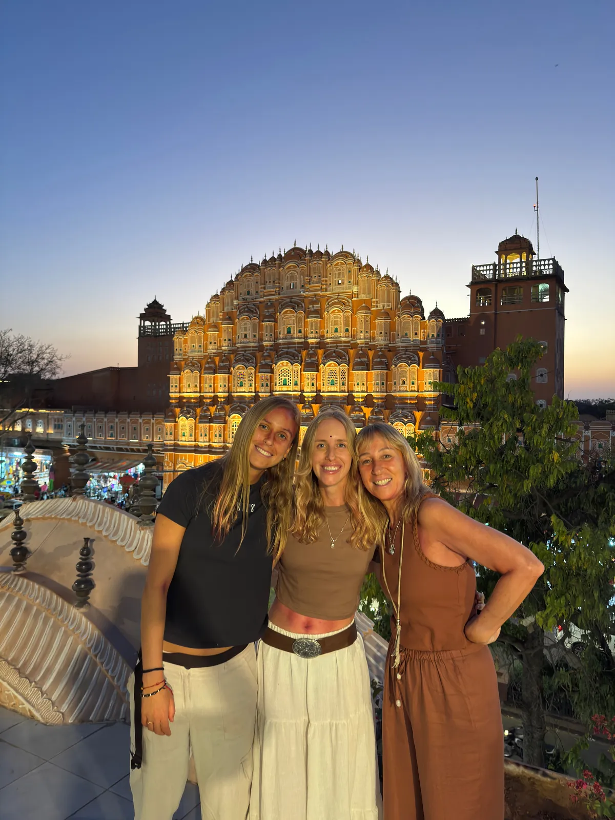 Agustina y viajeras frente al Hawa Mahal, Jaipur