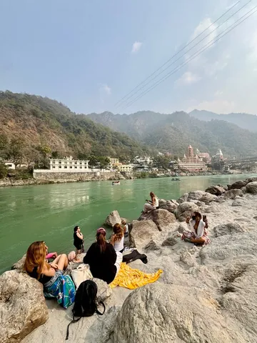 Grupo a orillas del río Ganges en Rishikesh