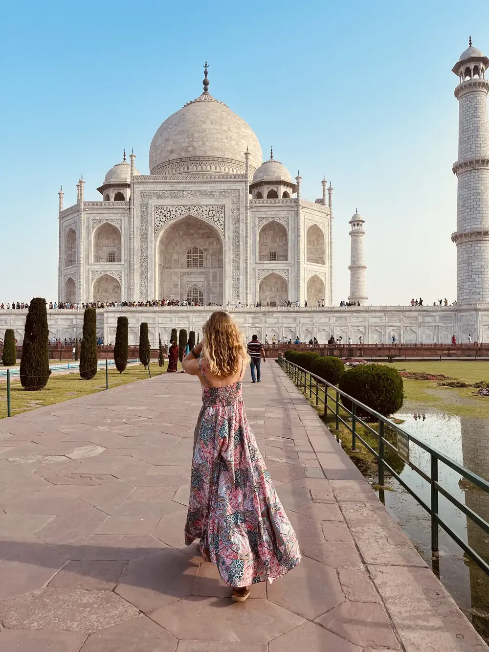 Viajera caminando hacia el Taj Mahal